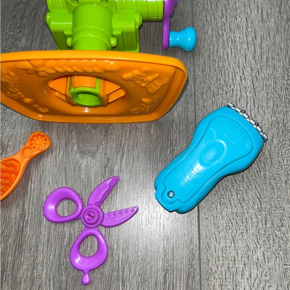 Play-Doh Hair Cutting Salon Set - Picture 12 of 15